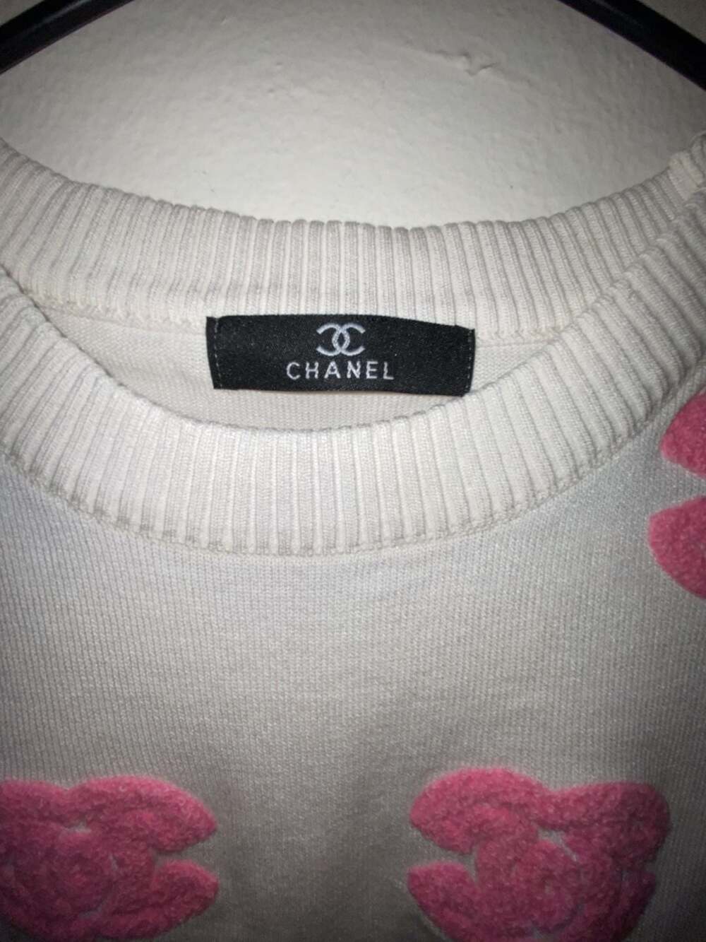 Chanel off-White Short-Sleeve Knit Top with Pink CC Logos - Picture 2 of 3